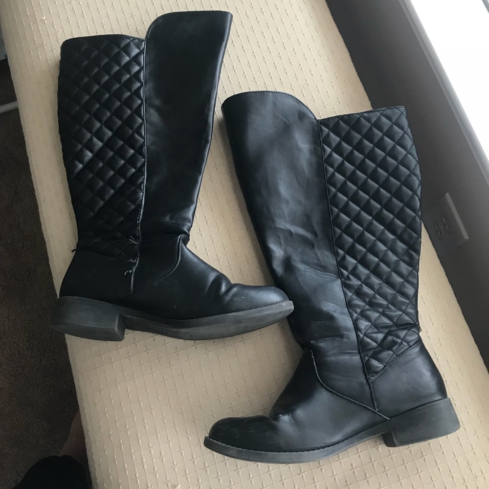 Black quilted patterned wide calf boots